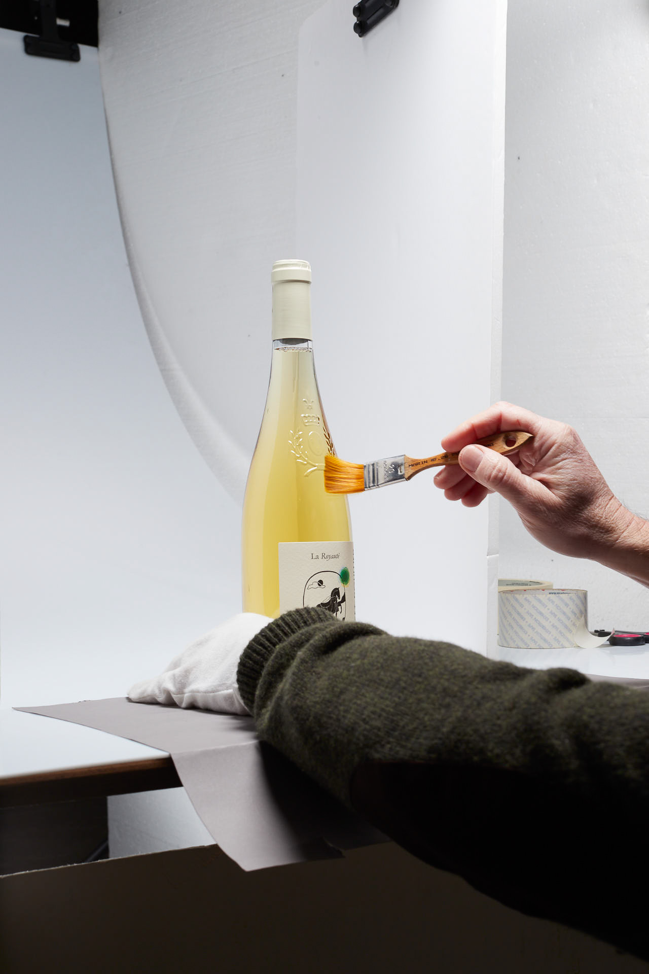 photo de backstage d'une mise en place d'un produit en studio