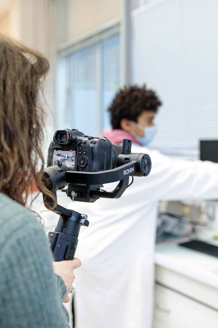 coulisse d'un tournage vidéo en entreprise à nantes 