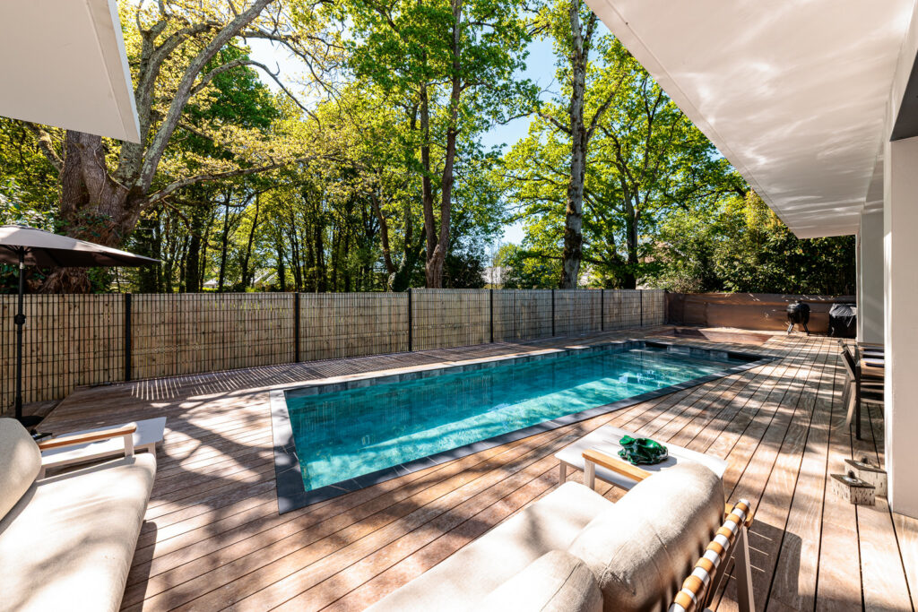 photo de la vue sur la piscine et le jardin. maison architecte nantes