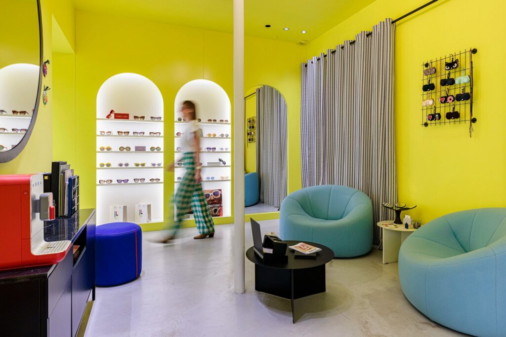 une vue de l'espace accueil de la boutique d'optique